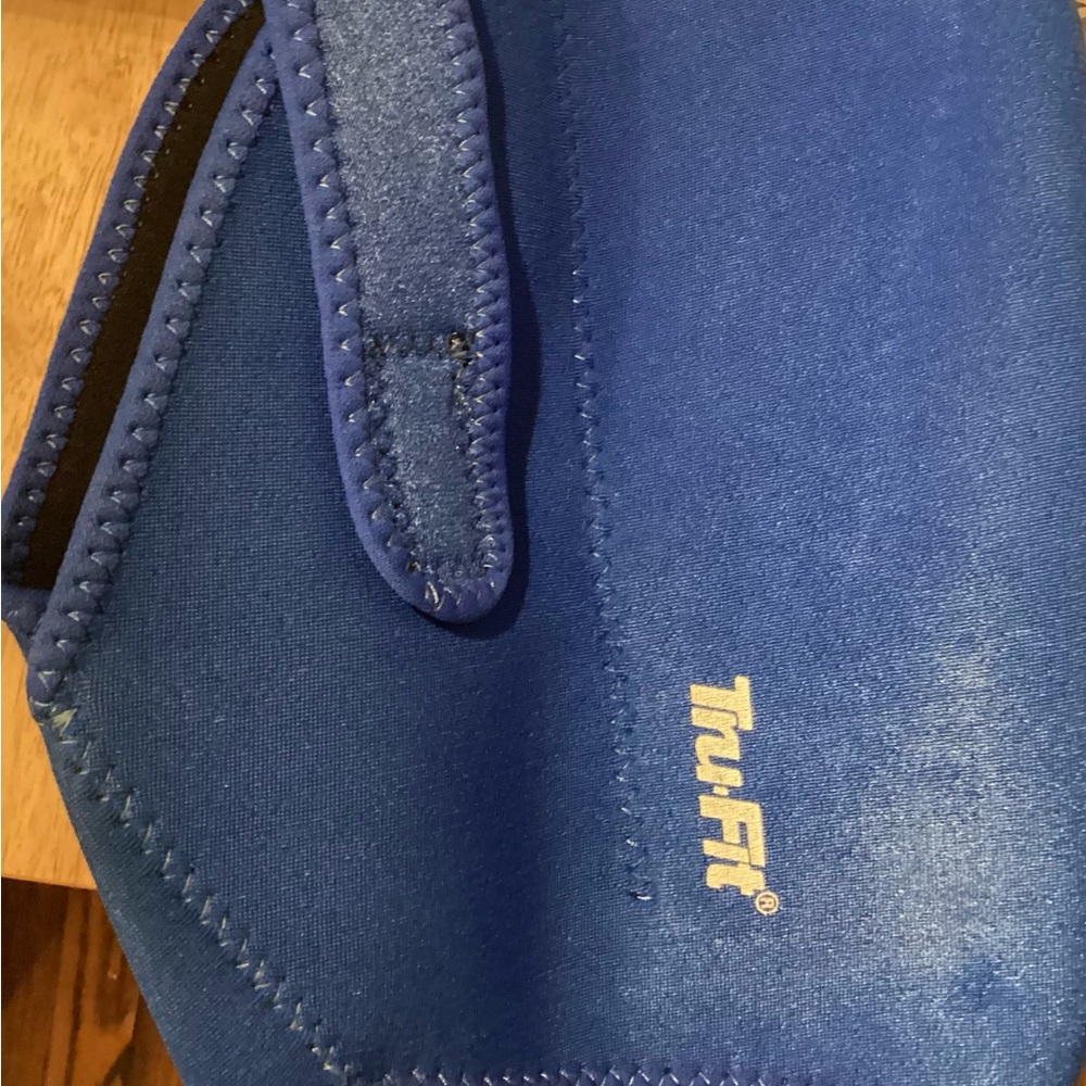 Blue Neoprene Shoulder Wrap with reusable gel pack like new - Picture 4 of 9